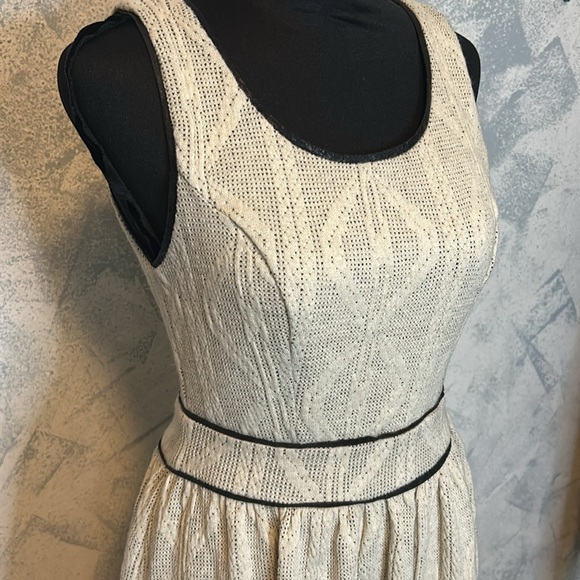 Elegant Cream Sleeveless Dress - Picture 2 of 7